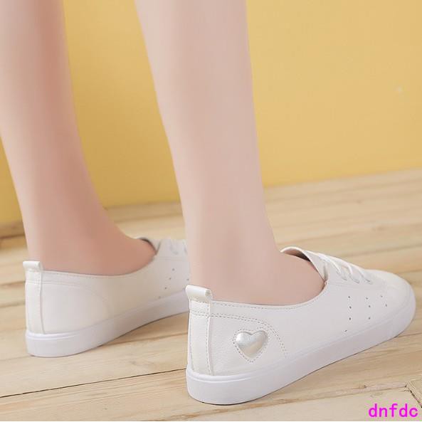 Giày bata da mềm cột dây thoáng khí tông trắng phối hình trái tim nhỏ xinh xắn | BigBuy360 - bigbuy360.vn