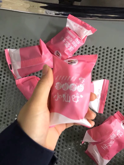 Táo đỏ kẹp óc chó và nho khô