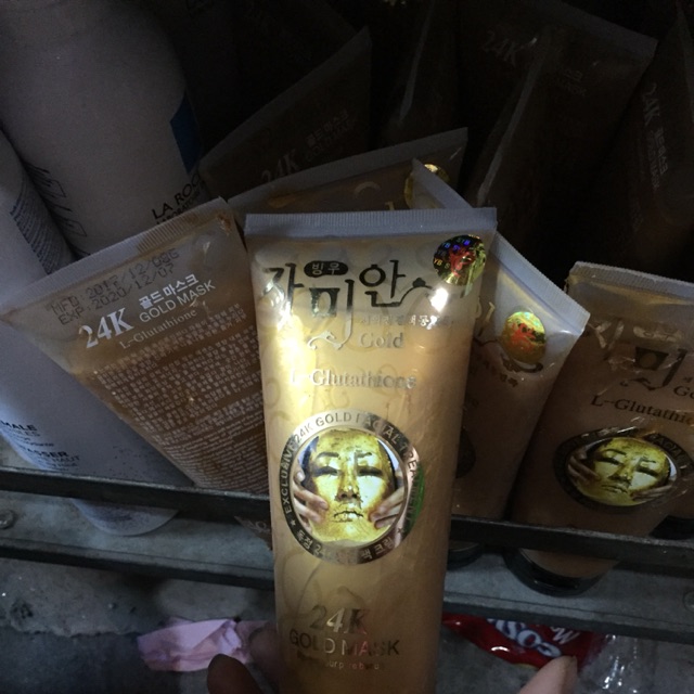Đắp mặt nạ tinh chất vàng 24k