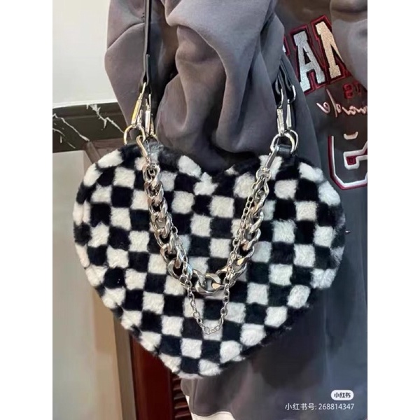 Túi xách lông hình trái tim, túi cắp nách y2k hoạ tiết caro checker board kèm xích