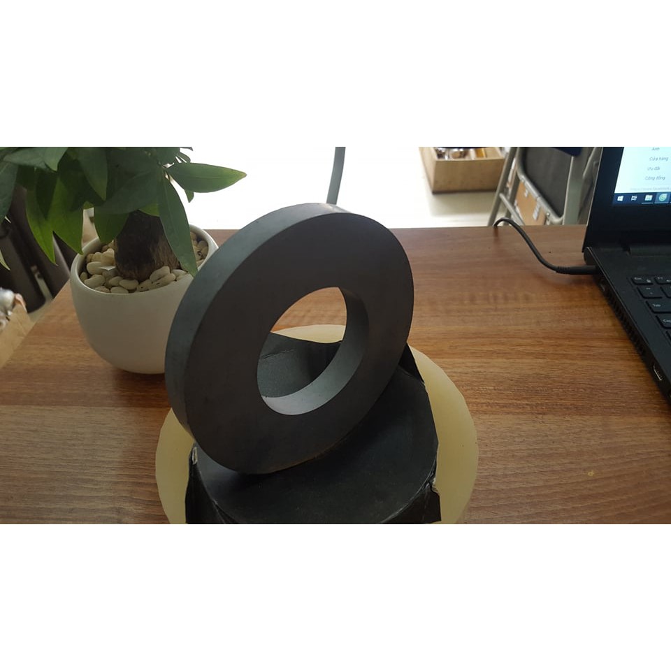 Nam châm ferrite 140x18 lỗ 70mm
