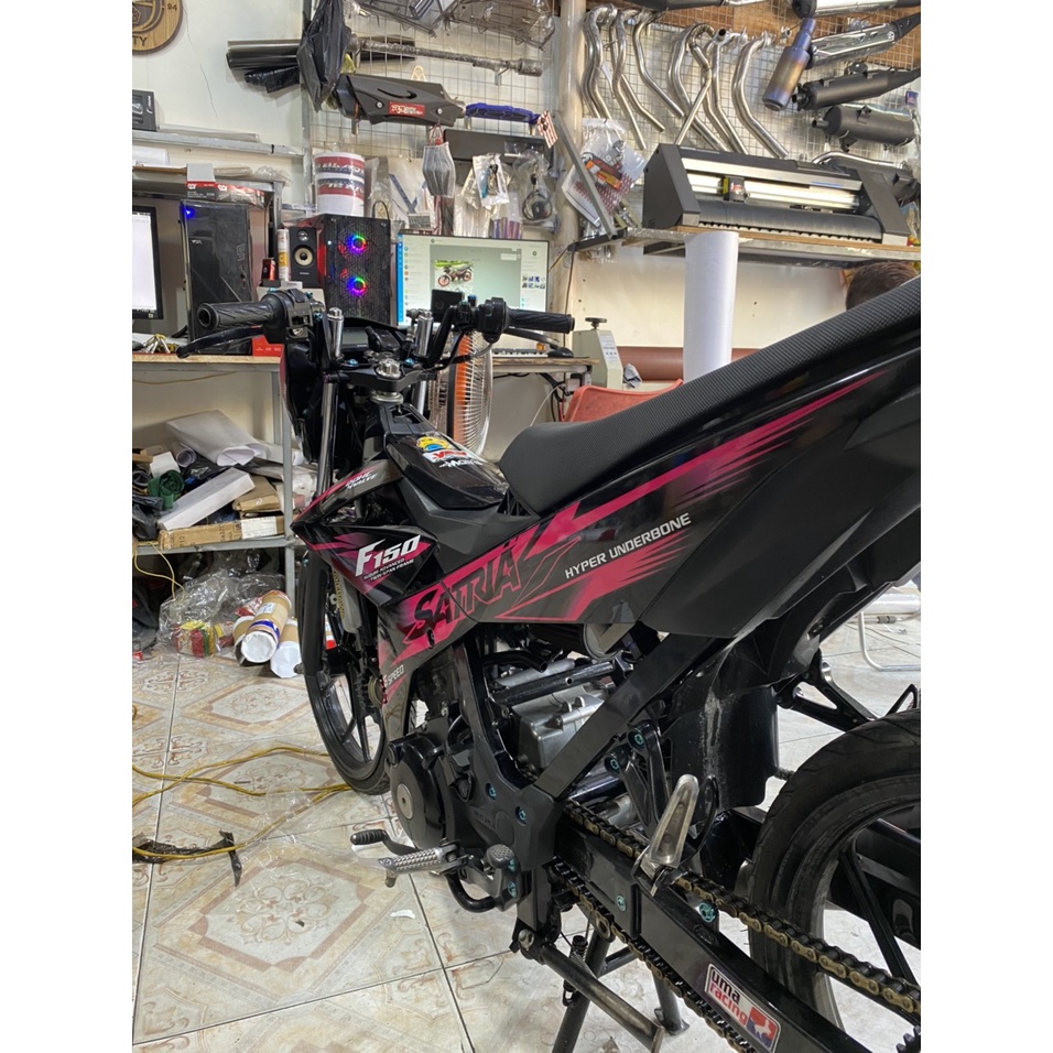 Tem Rời Satria màu đen hồng trắng