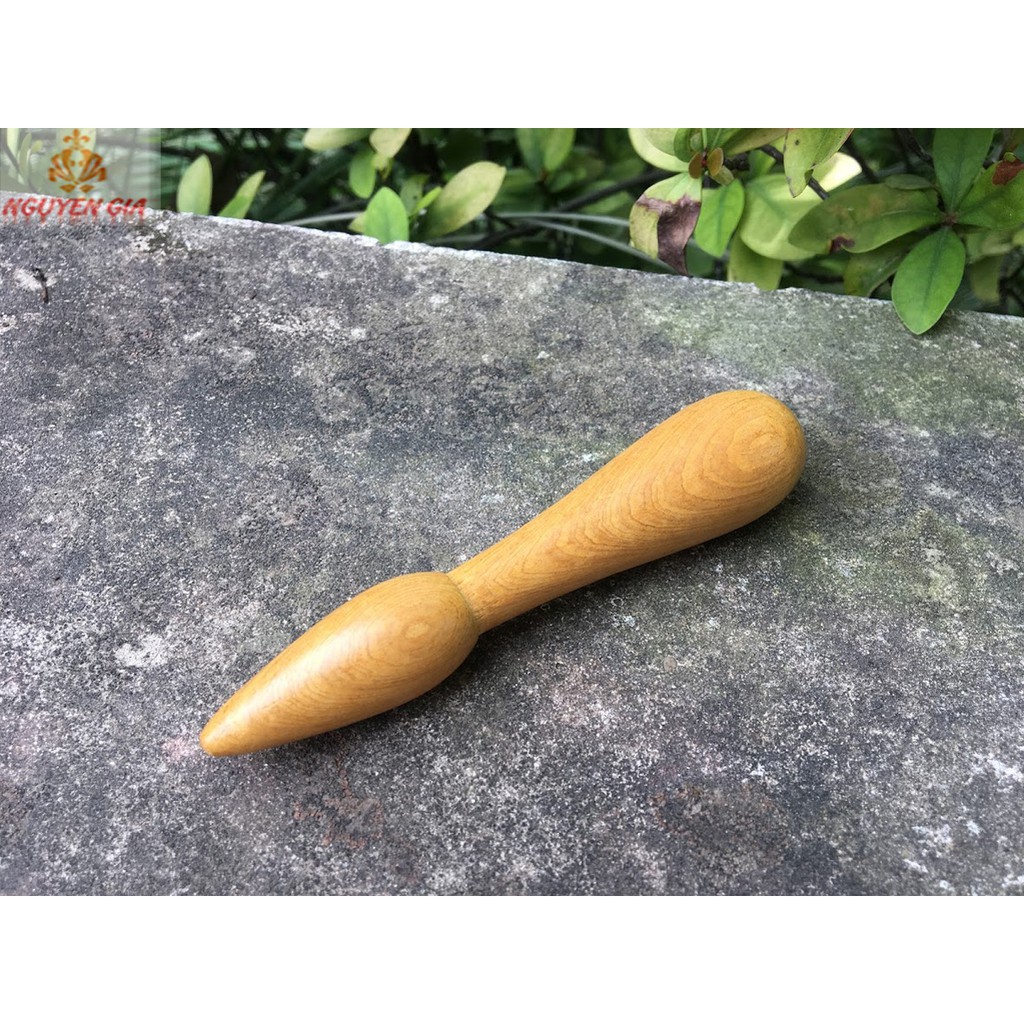 Cây massage day bấm huyệt bằng gỗ Bách thơm mát
