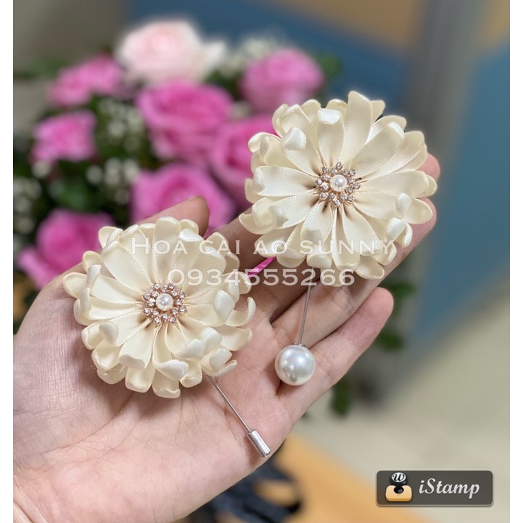 Hoa cúc cài áo màu xanh tây. phụ kiện cài áo sang chảnh