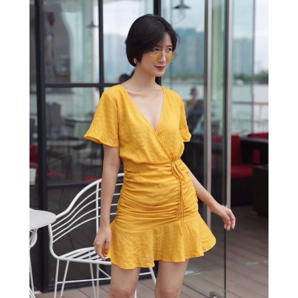 Đầm vàng cổ V nhún sườn