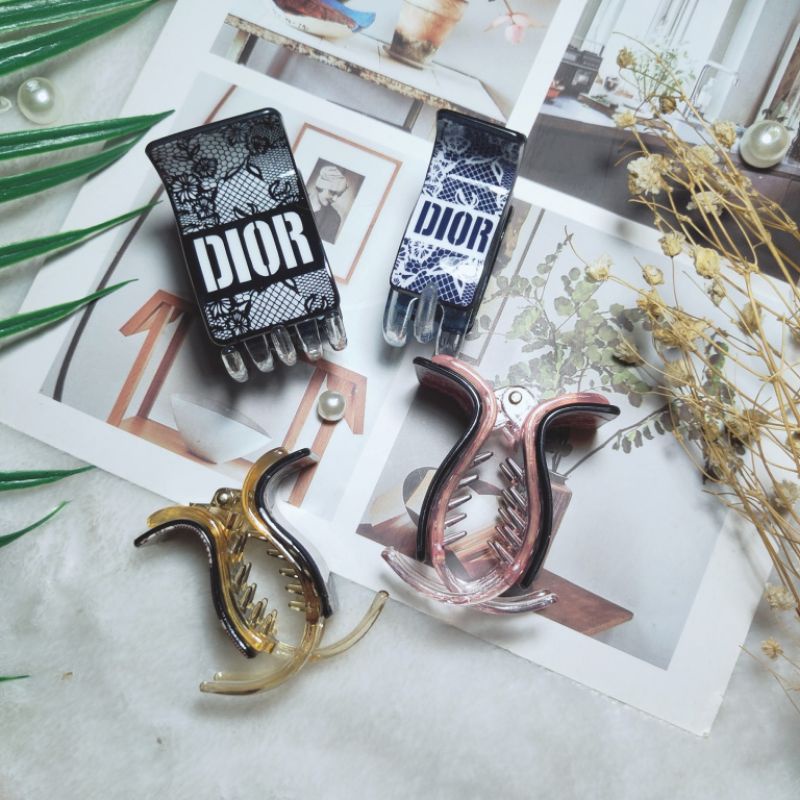 kẹp càng cua in chữ Dior