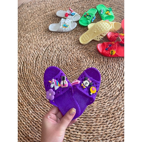 Dép tổ ong kèm sticker cho bé màu vàng nhạt,tím