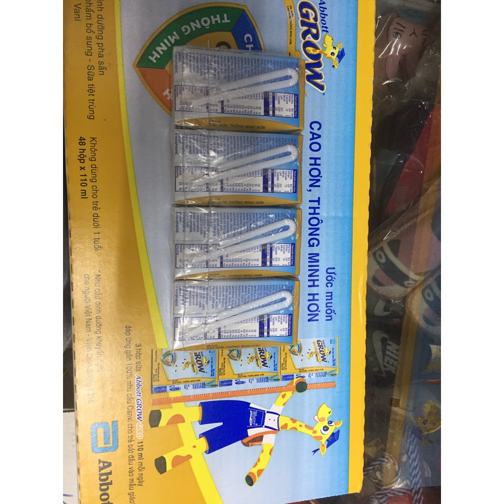 Lốc 4 hộp sữa dinh dưỡng pha sẵn Abbott Grow Gold vani hộp 110ml