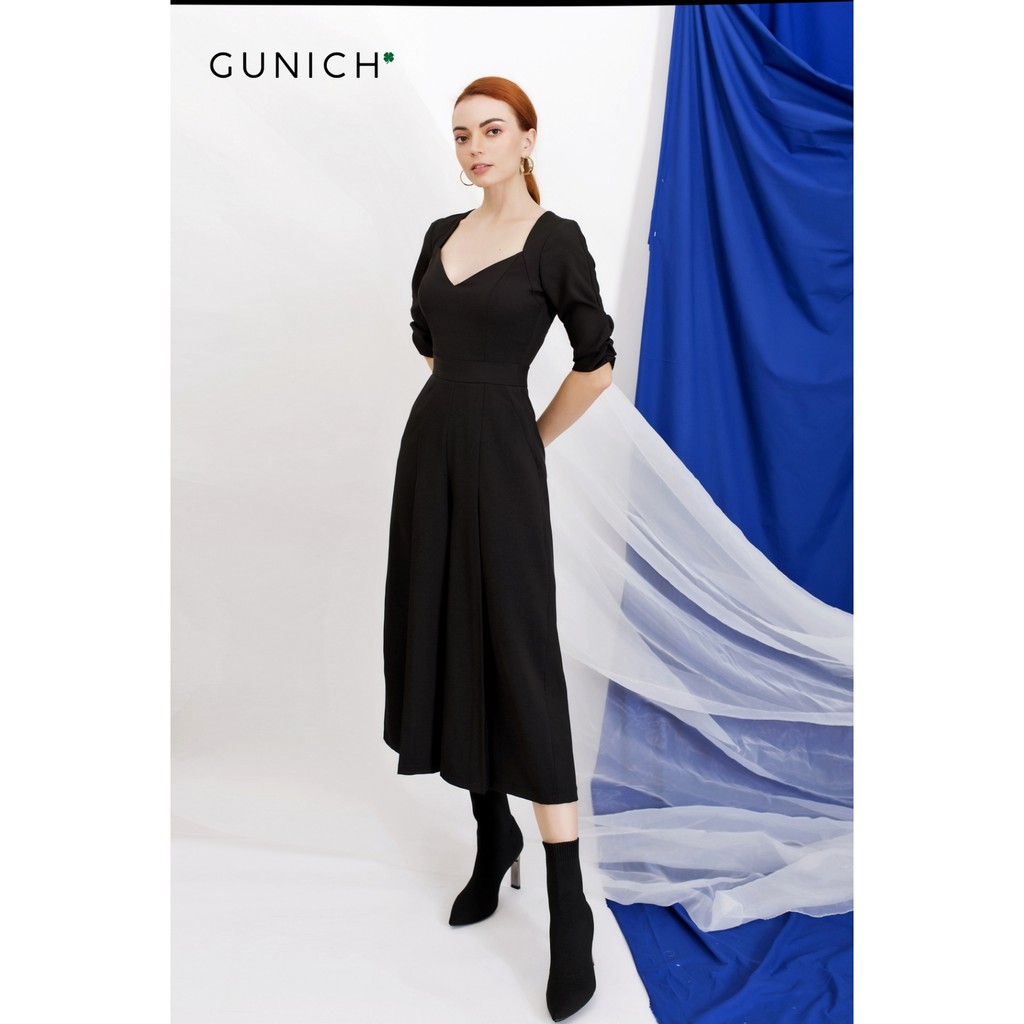 Jumpsuit cổ V đen tay ngắn dáng quần ống rộng Gunich