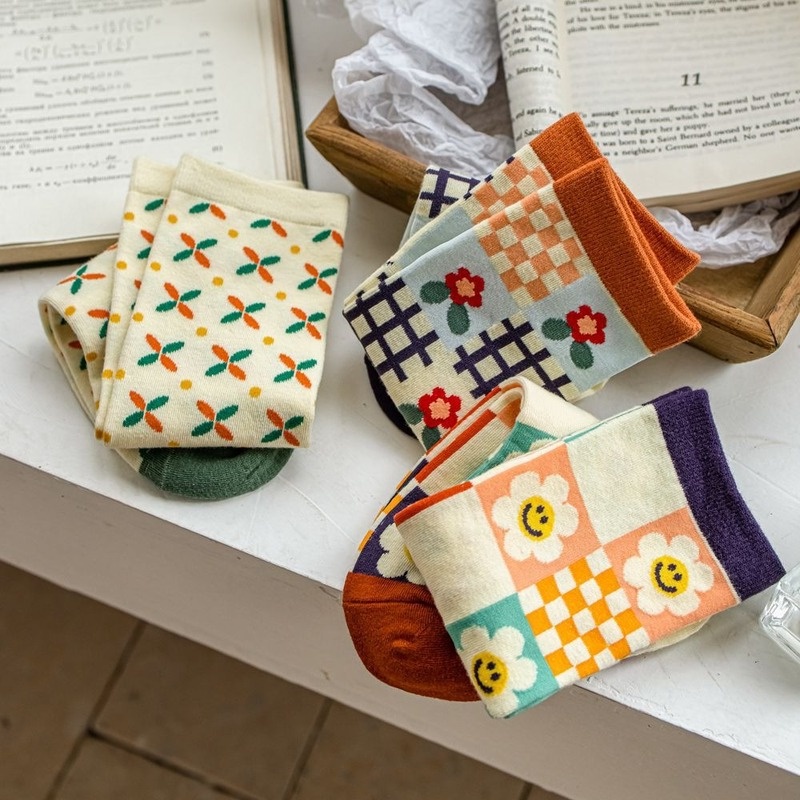 Đôi tất chân thêu hoa thời trang cho nữ