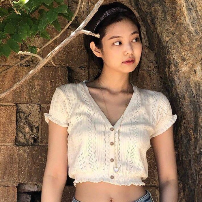 Áo croptop Jennie