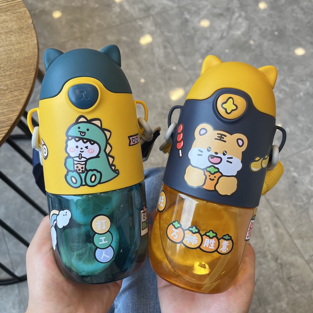 Bình nước hình hoạt hình siêu cute 650ml có dây đeo và ống hút vô cùng tiện lợi khi mang đi theo