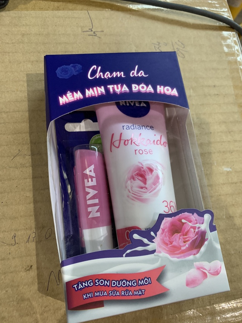 Sữa rửa mặt tạo bọt Nivea Radiance Hokkaido Rose (100ml) - 84984