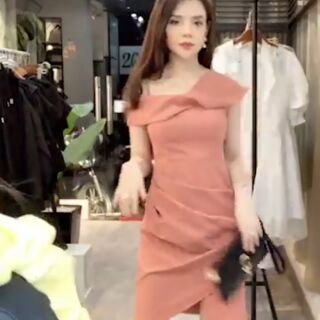 Váy hồng xếp li Cchat