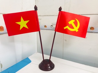 Cờ để bàn đảng Việt
