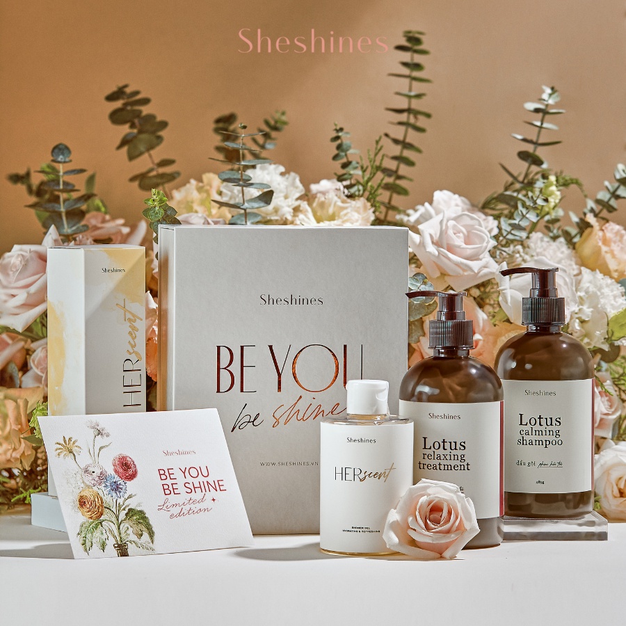 Bộ quà tặng Sheshines gồm bộ Dầu gội - Kem xả Lotus Sheshines và bộ Gel tắm dưỡng da - Body Lotion HerScent