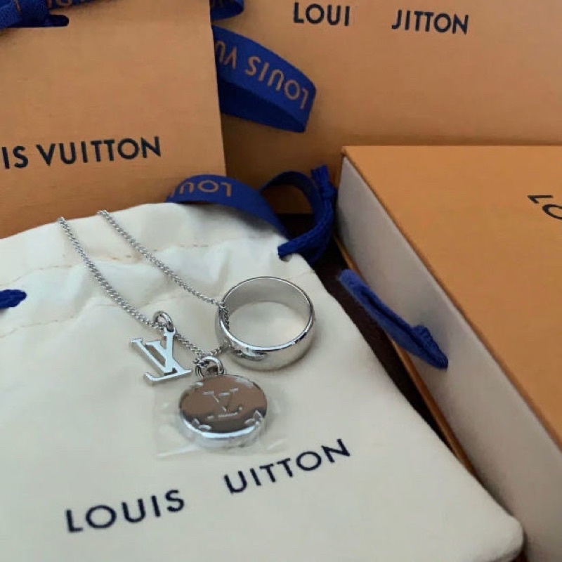 Có sẵn chuyền LV charm nhẫn màu bạc đủ box