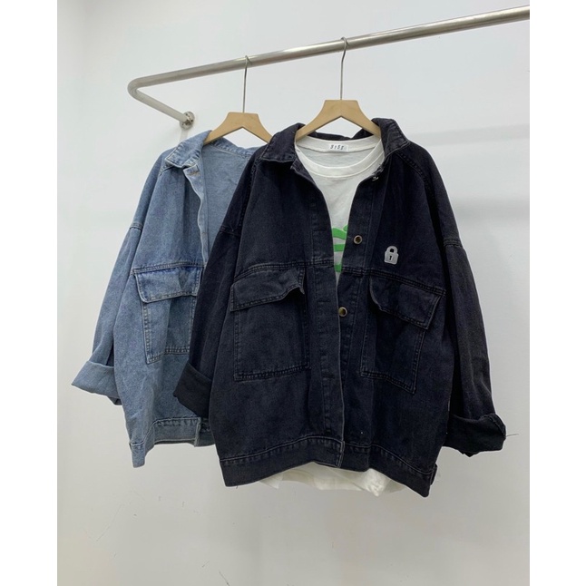 Áo khoác jeans túi nắp form rộng 2 màu xanh đen có logo trên siêu xinh. MET SHOP