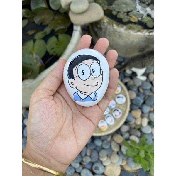 Các nhân vậy hoạt hình Doraemon trên đá cuội vẽ tay