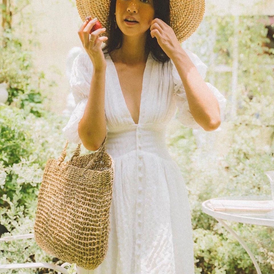 Đầm xốp trắng cổ V nút bọc