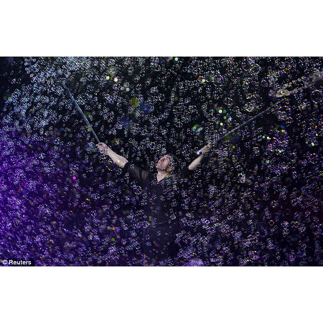 DUNG DỊCH TẠO BONG BÓNG - NƯỚC TẠO BONG BÓNG 1 can 5 lít dùng cho sân khấu 2 can = 10 lít