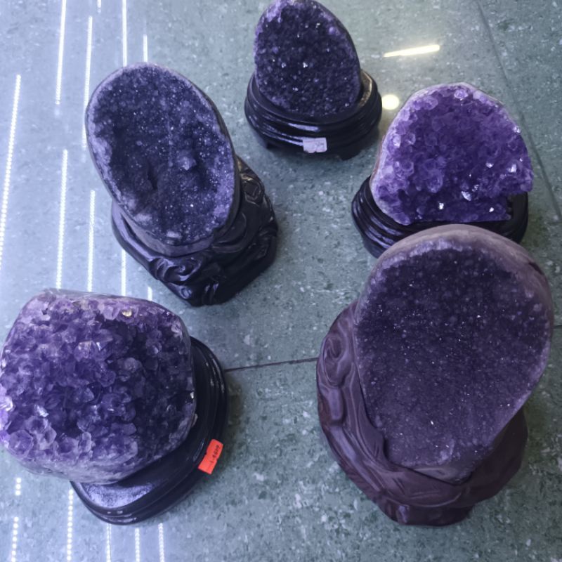 Hang đá, hốc đá màu tím chiêu may mắn tài lộc, định công danh trấn trạch giữ tài vận tốt