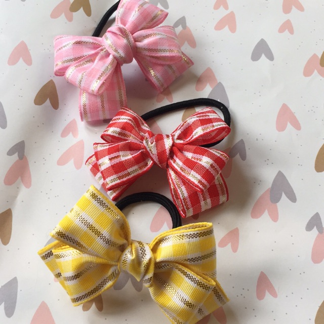Dây buộc tóc nơ sọc ca rô 3 màu đỏ, hồng vàng cho bé gái và các bạn nữ xinh đẹp hình thật buộc tóc n