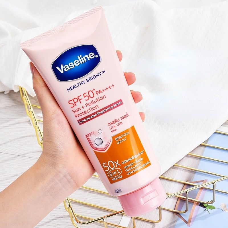 Sữa dưỡng thể trắng da chống nắng vaseline 50X Thái Lan - 320ml