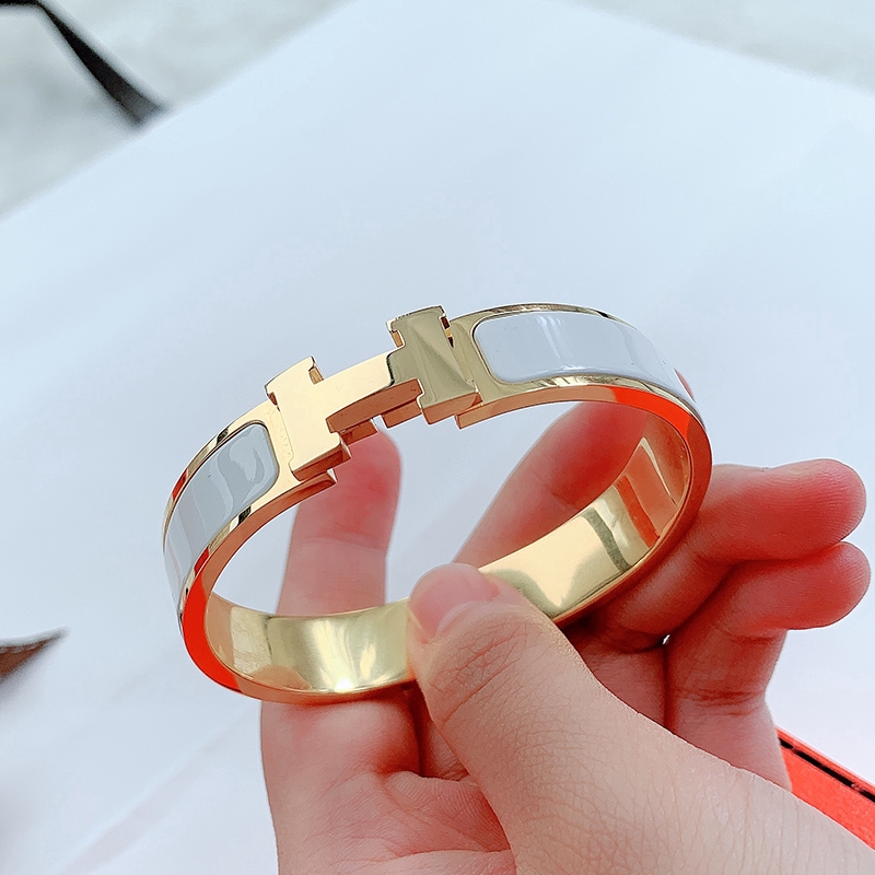 Vòng đeo tay nữ hình chữ H thời trang | BigBuy360 - bigbuy360.vn