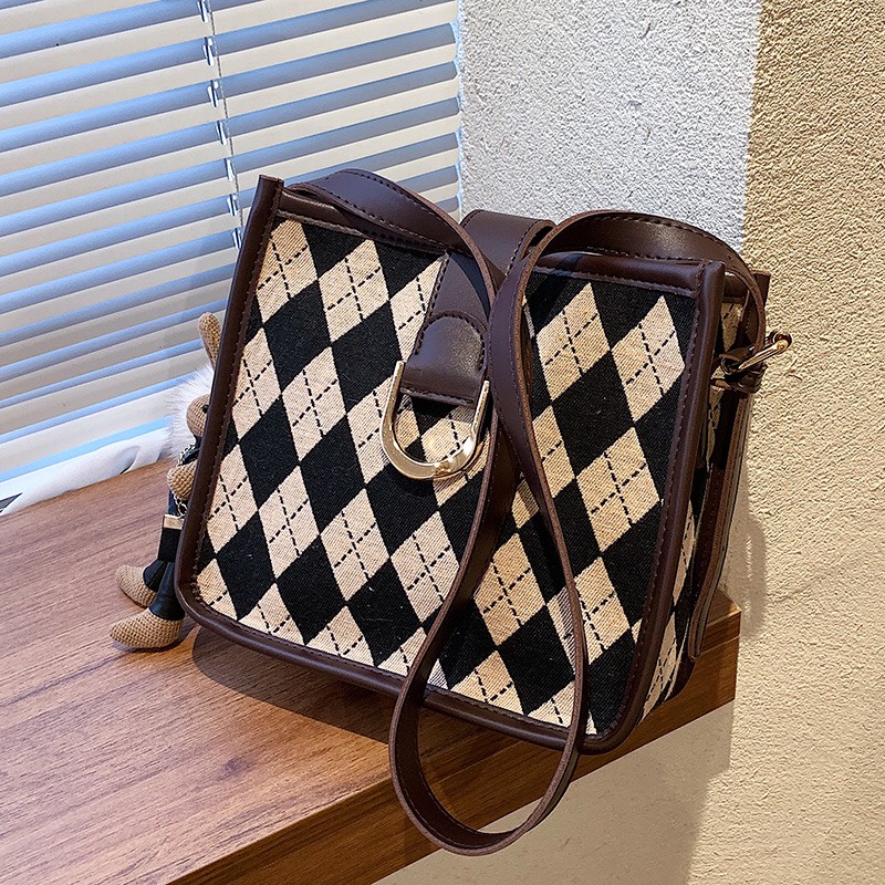Túi tote họa tiết quả trám phối viền da nâu có khóa kéo style vintage P105