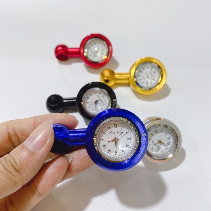 Đồng hồ nhỏ gắn chân kính phải xe máy có sẵn pin, chống nước có thể đi mưa