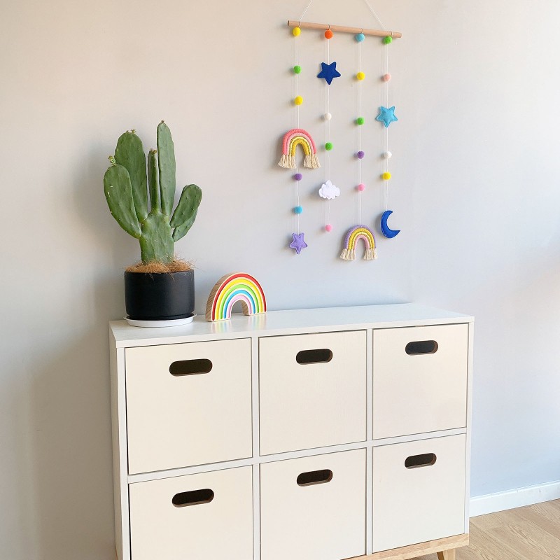 Giá treo kẹp tóc với các quả Pompom nhiều màu sắc để trang trí phòng