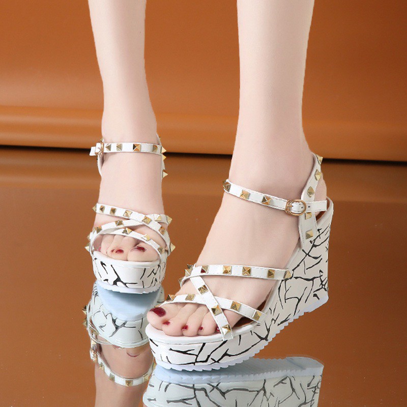 Giày Sandal Đế Xuồng Quai Chéo Tán Đinh