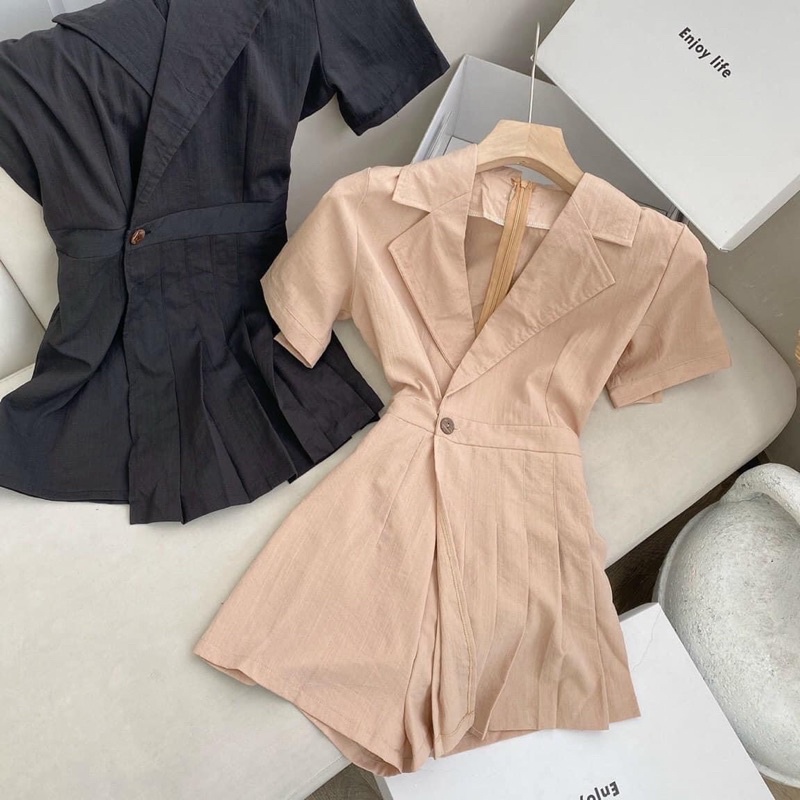 JUMPSUIT NGẮN CỔ VEST XẾP LY