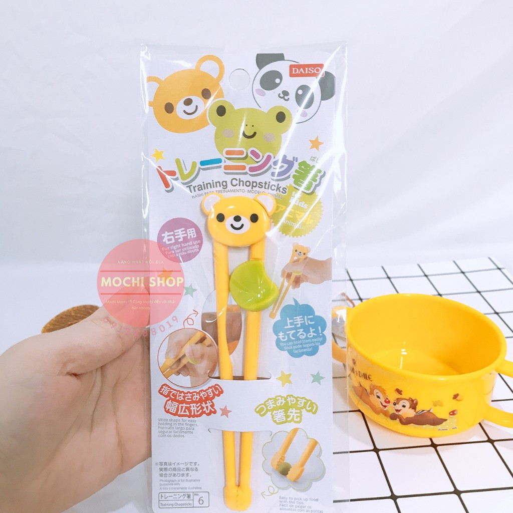 Đũa tập ăn Daiso hình gấu vàng cho bé cưng xĩu - Nhật Bản
