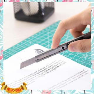 Dao rọc giấy Deli, loại 13 lưỡi tách rời, bạc, đen - 1 cái - E2053