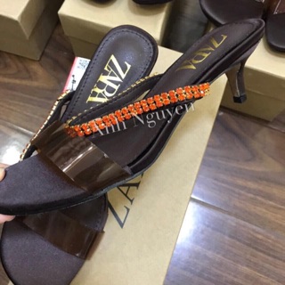 Dép nâu quai ngọc đỏ