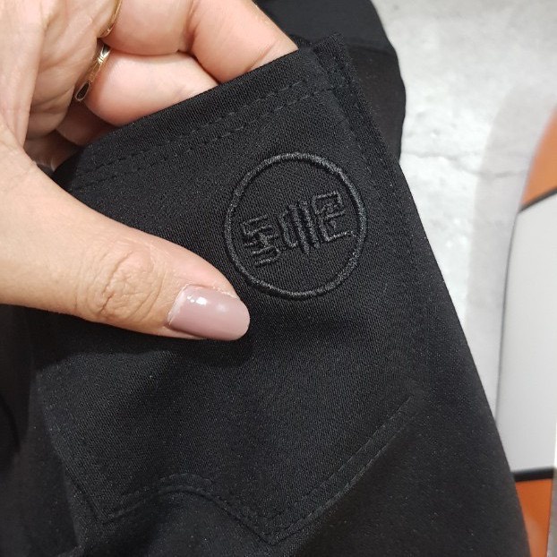 Quần legging nữ cao cấp khóa kéo 2 khuy có 4 túi in thêu dáng dài chất vải umi dày dặn co dãn Quần legging hàn lưng cao
