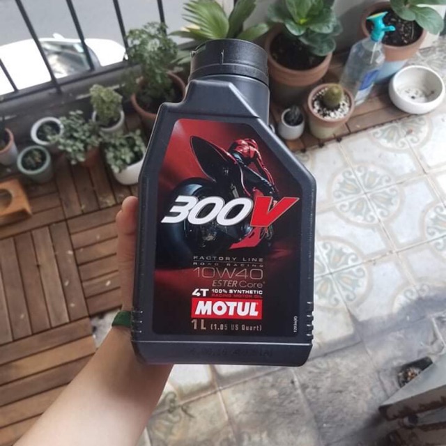 Dầu nhớt 4 thì motul 300V Ester Core 10W40 1L ( 3 tem - hàng pháp nhập)