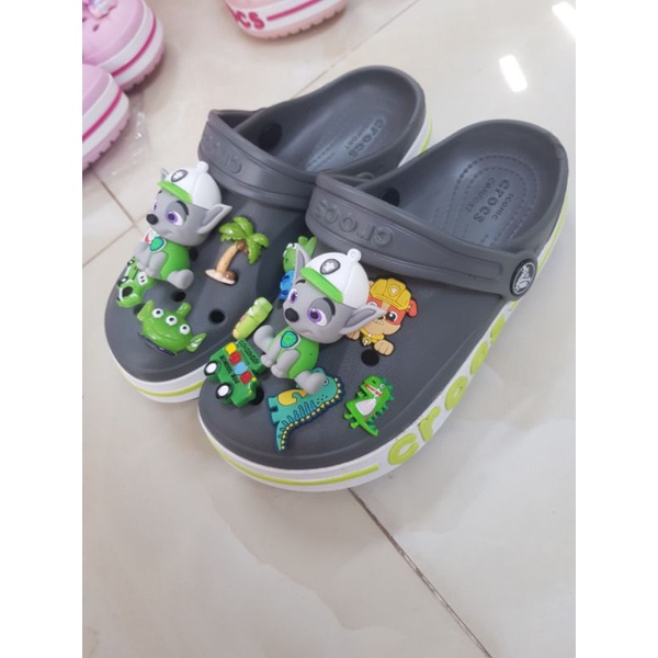 (Tặng 12 sticker) Crocs baya ghi+ stiker chú chó. Nhựa Không Mùi. Chống Trơn Trượt. Êm Chân.