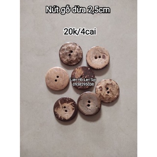 Nút gỗ hình thú và hoa văn