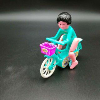 Em bé đi xe đạp chạy cót