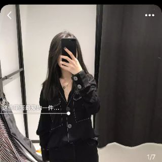 Áo sơ mi đen chỉ nổi