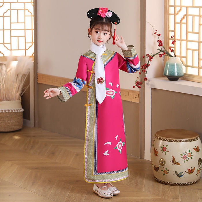 Nữ quý phi nhà Thanh có một cô gái biểu diễn trang phục cổ trang nữ