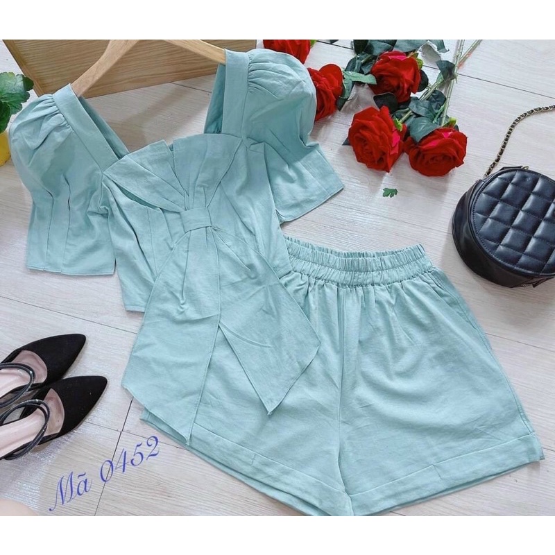 Set áo cổ vuông tay phồng đính nơ phối quần đùi siêu xinh.