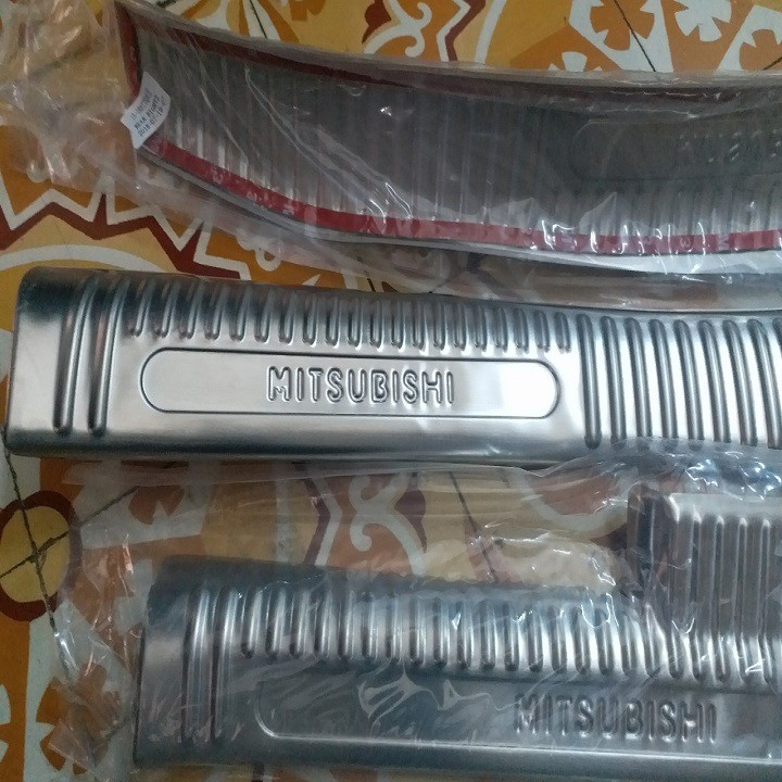 Bộ 8 nẹp bước chân trong và ngoài inox xe Mitsubishi Attrage các đời từ 2015 đến 2021