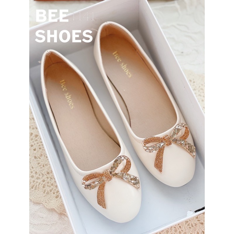 BEESHOES - GIÀY BÚP BÊ NỮ MŨI TRÒN HỌA TIẾT NƠ ĐÁ - GIÀY BÚP BÊ NỮ MŨI TRÒN ĐẾ BỆT SẴN MÀU ĐEN - KEM - HỒNG ĐẤT 201141