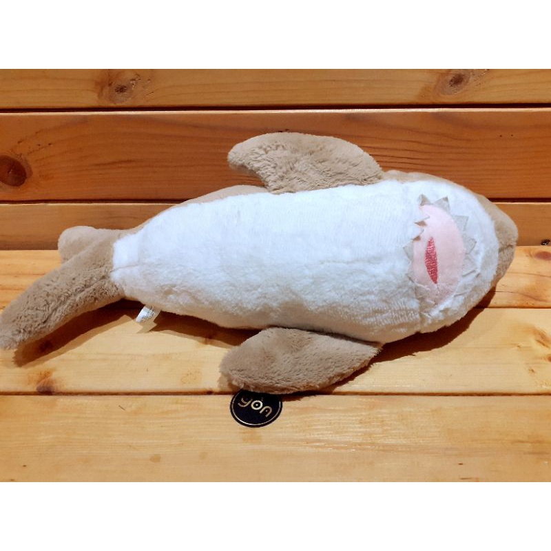 Gấu bông cá mập xù nâu nhạt