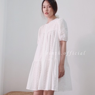 Đầm trắng form rộng tay phồng vải thô mềm hoa thêu nhỏ xinh xắn