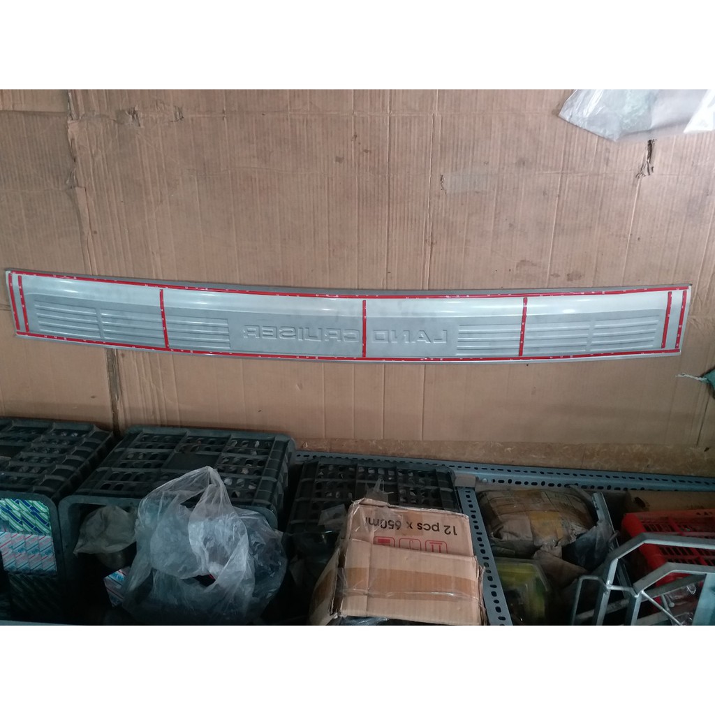 Miếng ốp Chống trầy cốp Ngoài Inox Cho Toyota Land Cruiser form 2012-2018